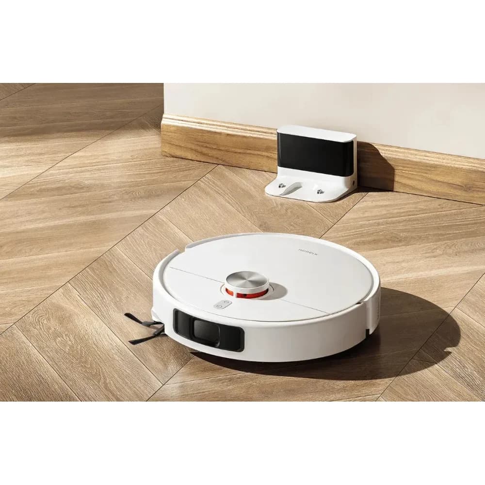 Robô aspirador Xiaomi S40 Pro branco em piso de madeira, ao lado da base de carregamento