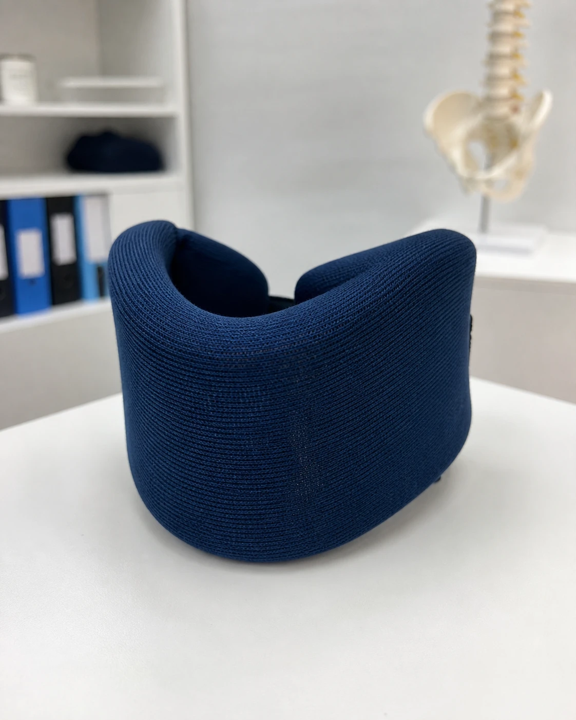 Kestal Colar Cervical de Espuma Azul KSO110, em uso