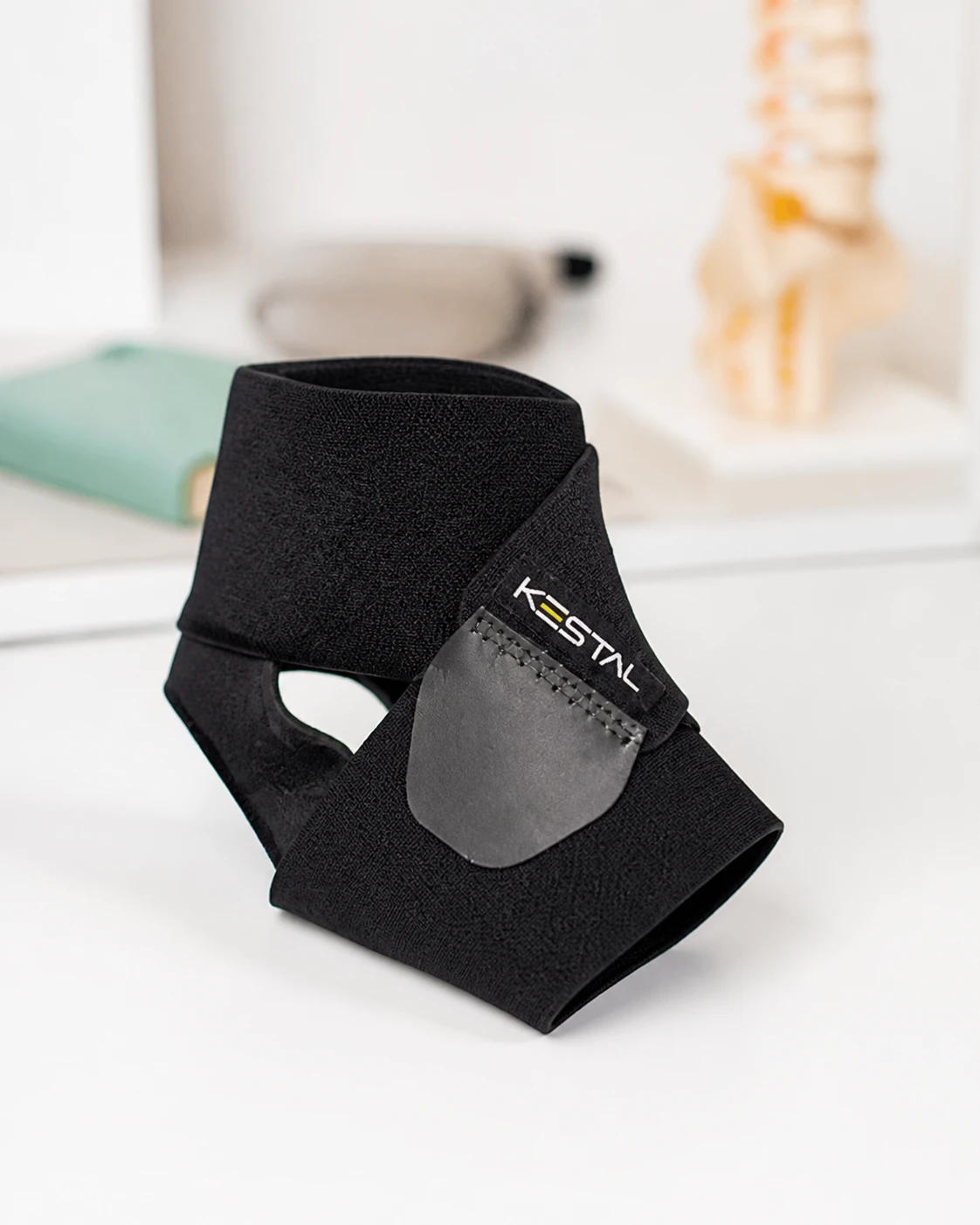 Kestal Tornozeleira Ajustável Neosoft KSN073, em uso