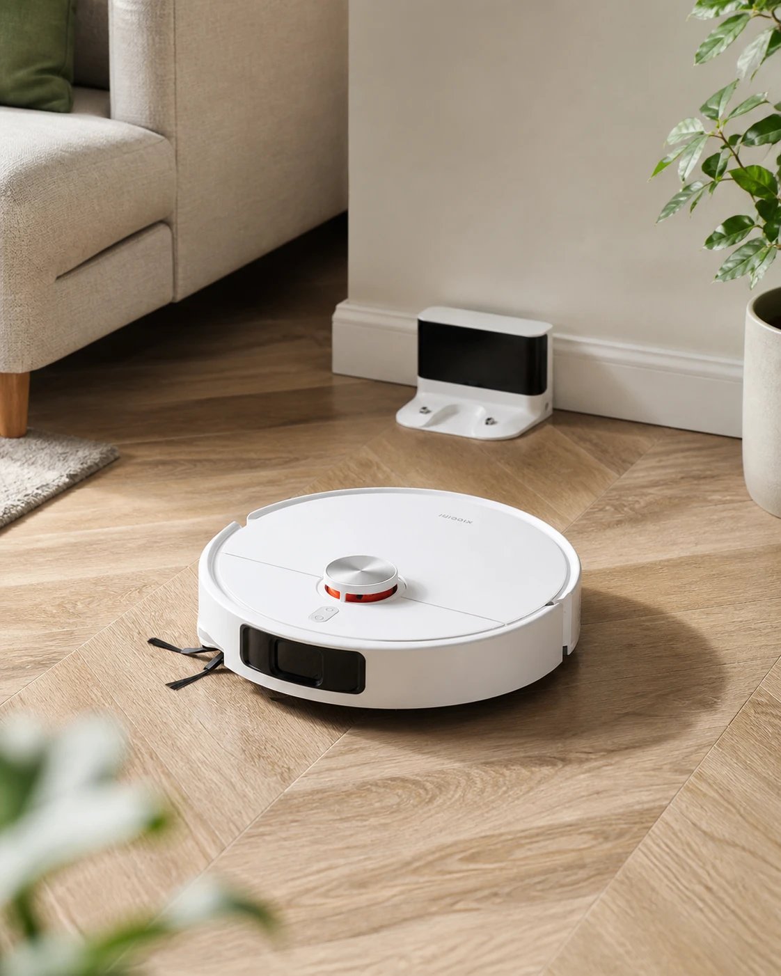 Robô aspirador Xiaomi S40 Pro branco em piso de madeira, ao lado da base de carregamento