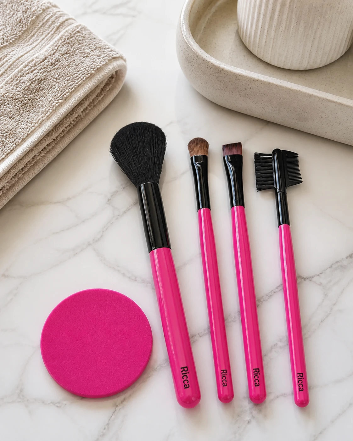 Ricca conjunto de pincéis de maquiagem e esponja rosa